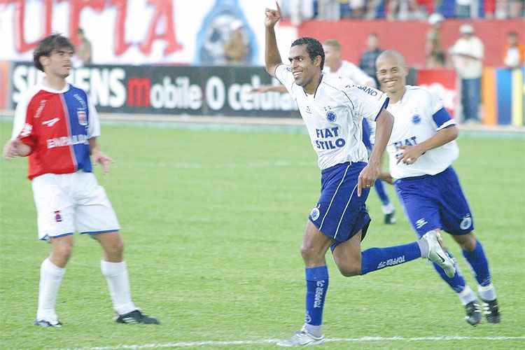Márcio Nobre comemora um dos gols do Cruzeiro na última vitória sobre o Paraná em 2003