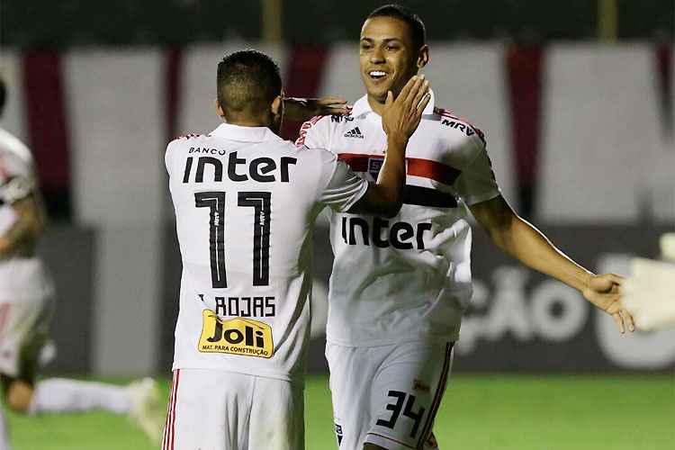 Bruno Alves marcou no primeiro tempo e garantiu o triunfo e o fim do jejum tricolor no Brasileiro