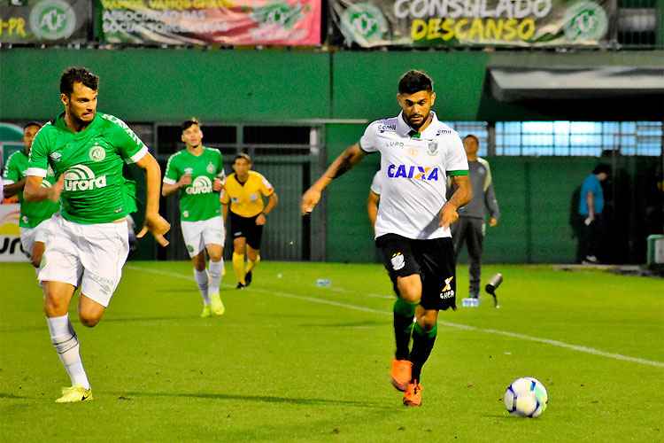 Luan busca jogada ofensiva no América: time mineiro perde para outro adversário direto e se complica