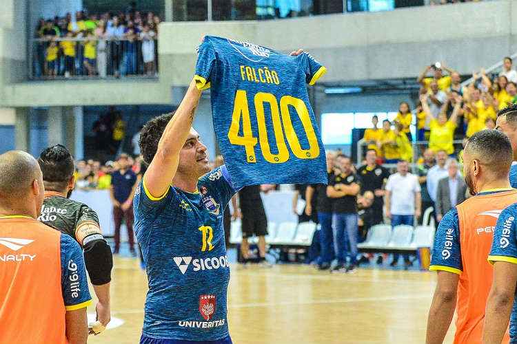 Falcão saiu de quadra ovacionado pela multidão que lotou o ginásio