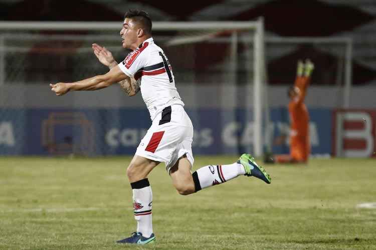 Volante Charles, 23 anos, tem contrato com o Santa Cruz até o mês de novembro do ano que vem