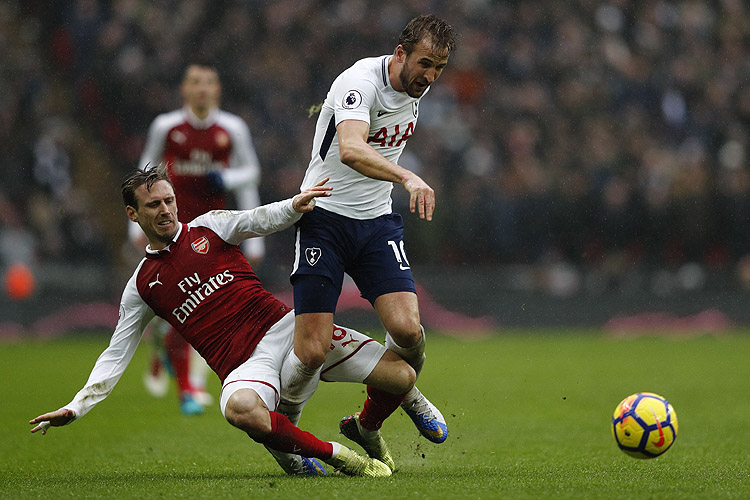 Arsenal venceu o Blackpool por 2 a 1, enquanto o Tottenham bateu o West Ham por 3 a 1