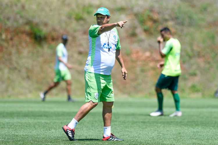 Para a partida contra o Cruzeiro, no domingo, às 17h, Adilson terá desfalques por lesão e suspensão