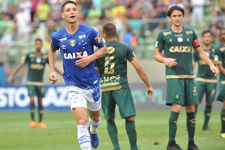De pênalti, Thiago Neves marcou o segundo gol do Cruzeiro na vitória diante do América, no Horto