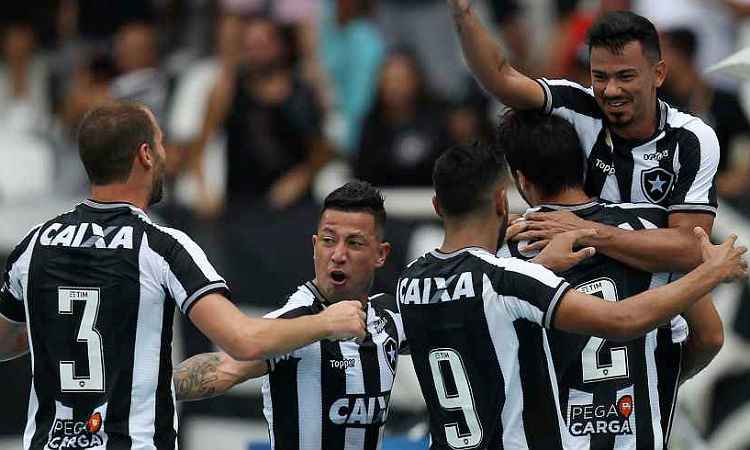 Botafogo se afasta do risco de rebaixamento com triunfo sobre o Corinthians, no Engenhão
