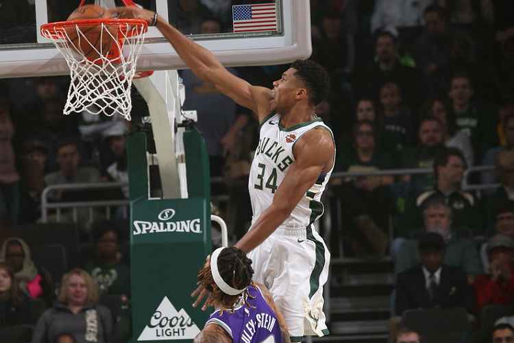 Ala grego do Milwaukee Bucks marcou 26 pontos, pegou 15 rebotes e fez 11 assistências para o Bucks