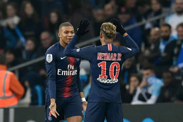 Mbappé e Neymar, parceiros no Paris Saint-Germain, estão entre os três jogadores mais valiosos do planeta