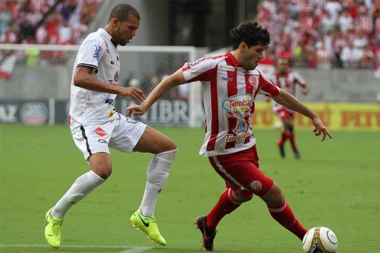 Vitão (E) fez um bom Campeonato Pernambucano pelo Central, com 13 partidas como titular