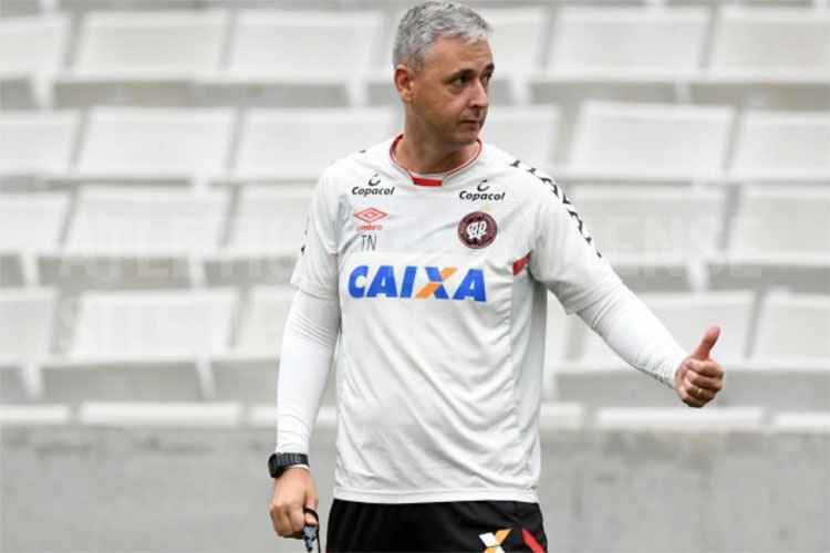 Tiago Nunes mudou a cara do Atlético-PR, que agora briga por vaga na próxima Copa Libertadores