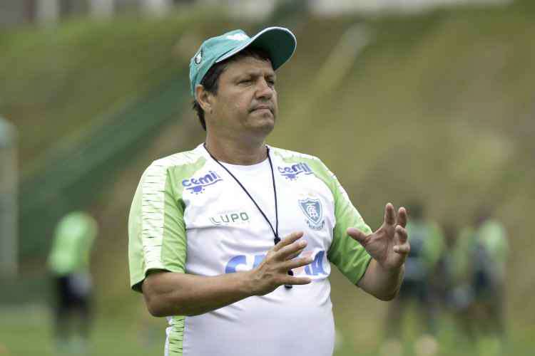 Adilson Batista vai ter pouco tempo para arrumar o time do Coelho e voltar a vencer na Série A
