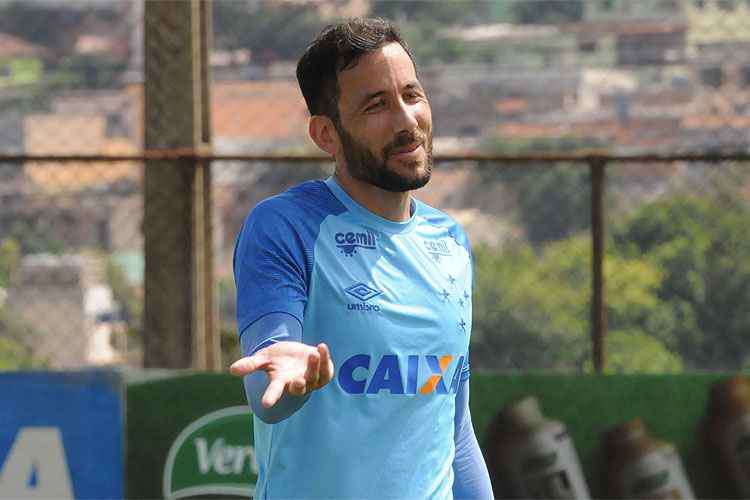 Cabral vai atingir a marca de 141 jogos com a camisa celeste, igualando o ex-zagueiro Perfumo
