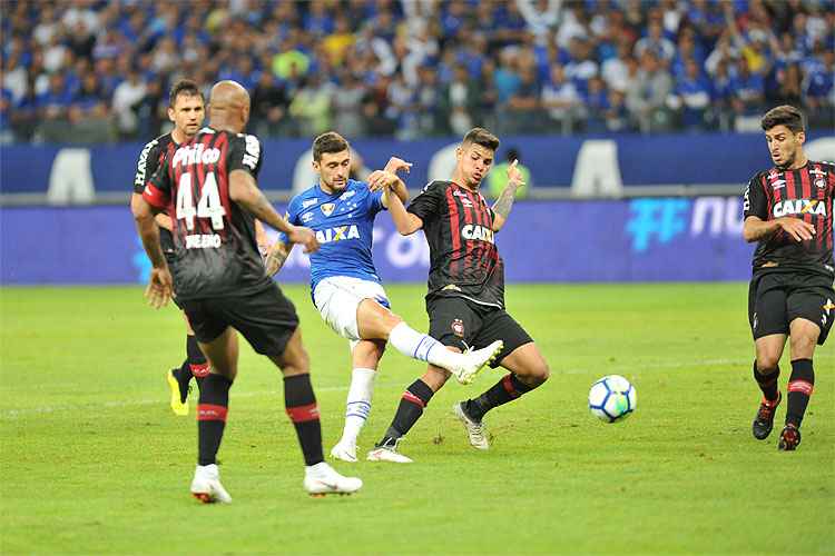 Arrascaeta fez o gol do Cruzeiro no empate com o Atlético-PR pelas oitavas da Copa do Brasil