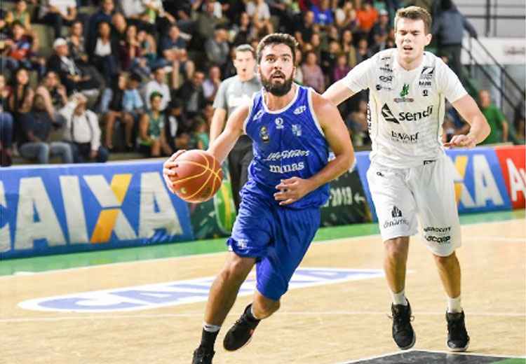Gegê carrega a bola na derrota do Minas: armador foi o destaque dos visitantes com 18 pontos 