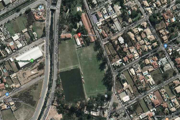 Na imagem do Google, campo mais escuro na Toca da Raposa I é de grama sintética