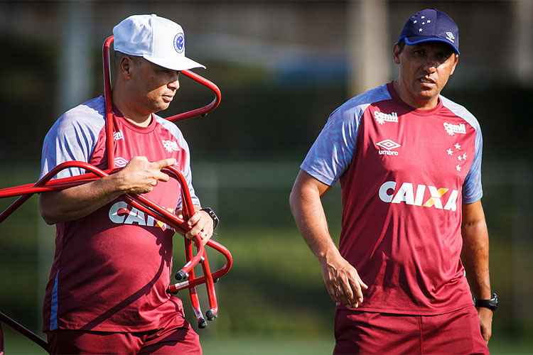 Cruzeiro será comandado nesta quarta-feira por assistente técnico Sidnei Lobo (à direita)