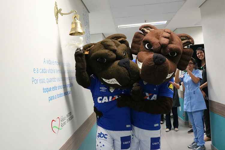 Raposinho e Raposão também tocaram o sino usado para comemorar a volta por cima à doença