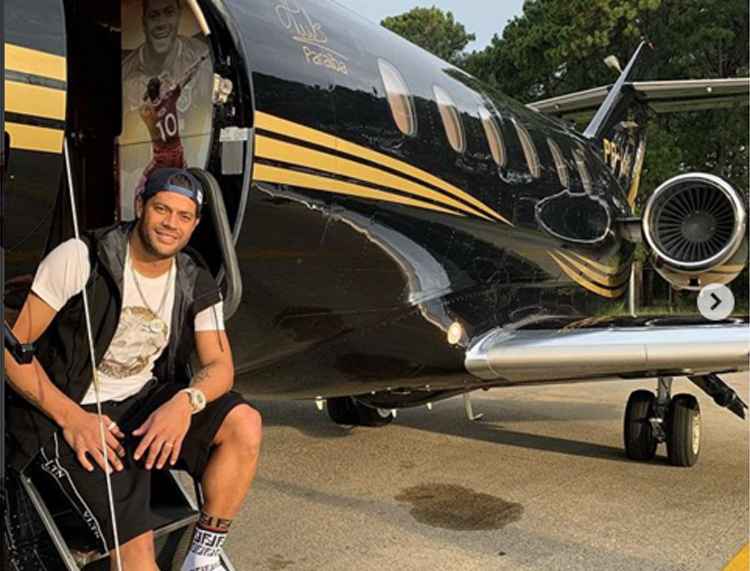 Em sua conta oficial do Instagram, Hulk publicou uma foto ao lado de seu avião particular