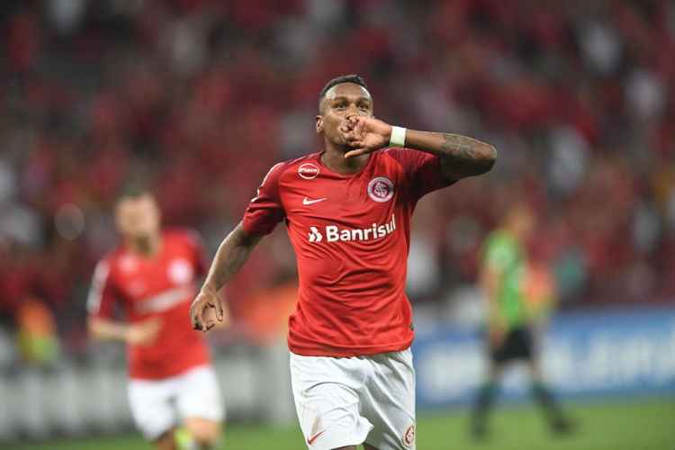 Edenílson comemora o segundo gol da vitória do Internacional sobre o América no Beira-Rio