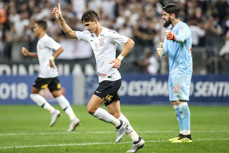 Mateus Vital marca contra o ex-clube e garante vitória do Corinthians em duelo direto contra degola