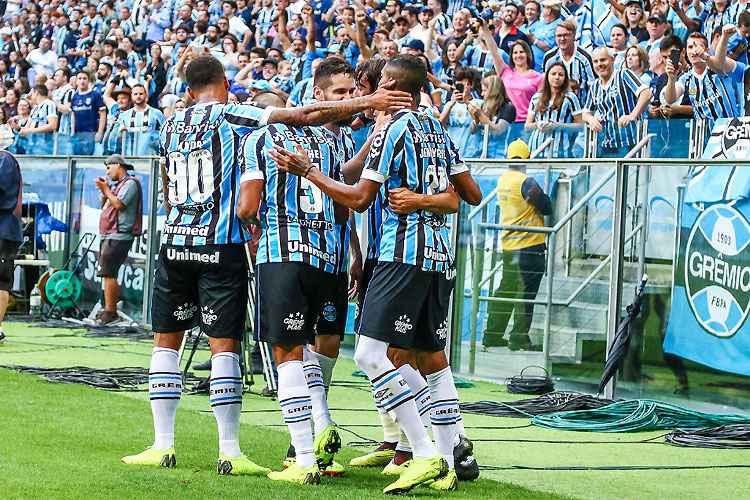 Grêmio aproveitou o apoio da torcida para derrotar a Chapecoense e se manter firme no G-4 da Série A
