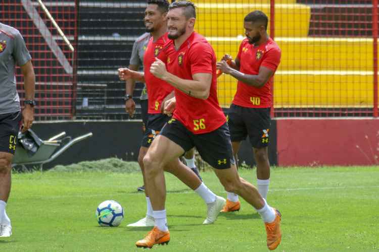 Com a ausência de Sander, a lateral esquerda leonina deve seguir recebendo improvisações 