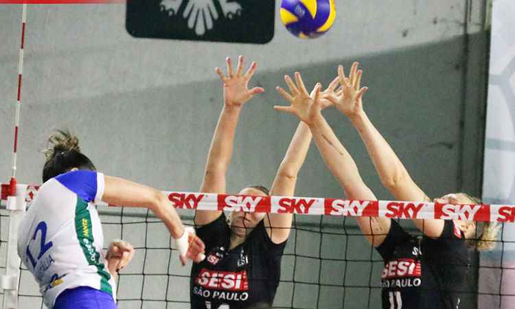 Minas abriu boa vantagem, vacilou no terceiro set, mas confirmou vitória em São Paulo 