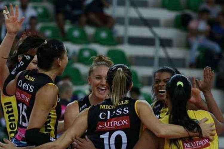 Praia Clube arrasou Brasília em Taguatinga e conquistou a quarta vitória seguida na Superliga 