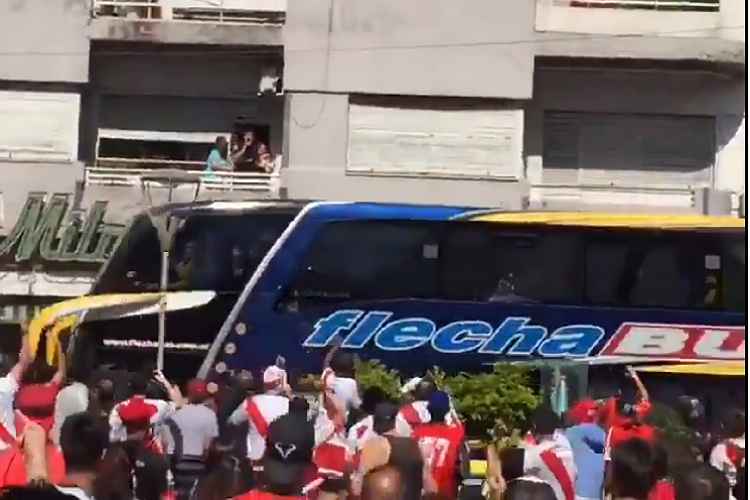 Imagens mostraram o veículo entrando no estádio com vários vidros laterais quebrados