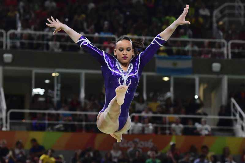 Rebeca Andrade volta a disputar uma medalha neste domingo