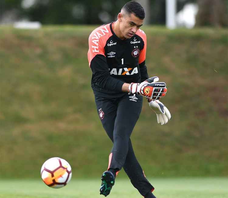 Escalação do goleiro Santos ainda é dúvida no Furacão diante do ameaçado Ceará