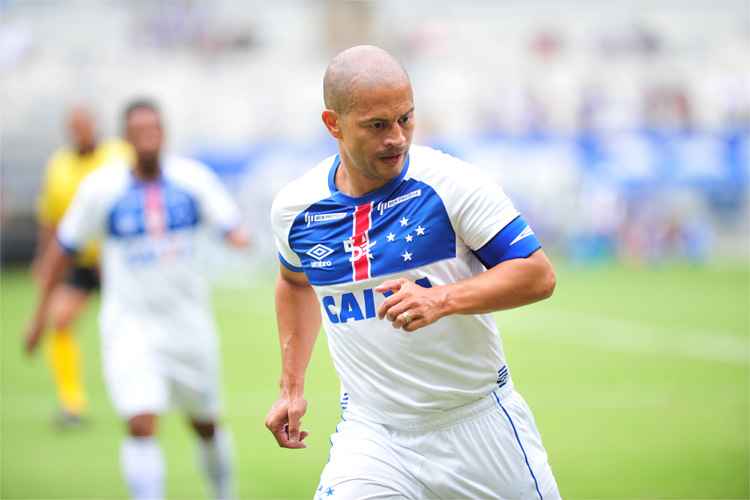 Alex participou de jogo festivo no Mineirão e elogiou Arrascaeta, atual camisa 10 do Cruzeiro