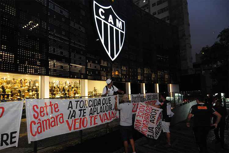 Presidente Sérgio Sette Câmara foi alvo de protestos de torcedores durante a temporada