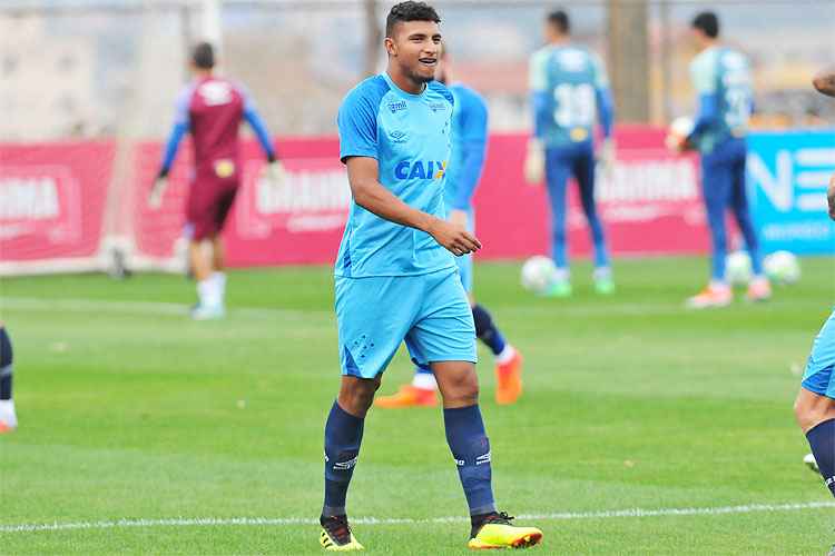 Éderson deve ser titular na partida do Cruzeiro contra o Bahia, no domingo, em Salvador