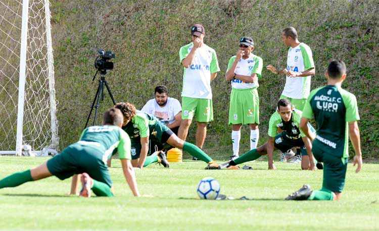 Givanildo Oliveira ainda não anunciou quem entra no time titular do América para a