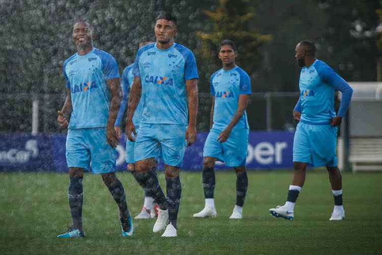 Zagueiro Cacá e volante Éderson são dois dos jovens que serão titulares neste domingo