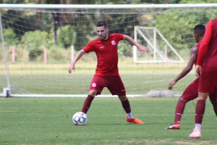 Primeiro contratado para a temporada 2019, meia Alan Patrick já treinou entre os titulares do Náutico