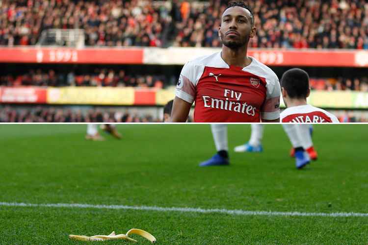 Da arquibancada um torcedor do Tottenham jogou uma casca de banana em direção a Aubameyang