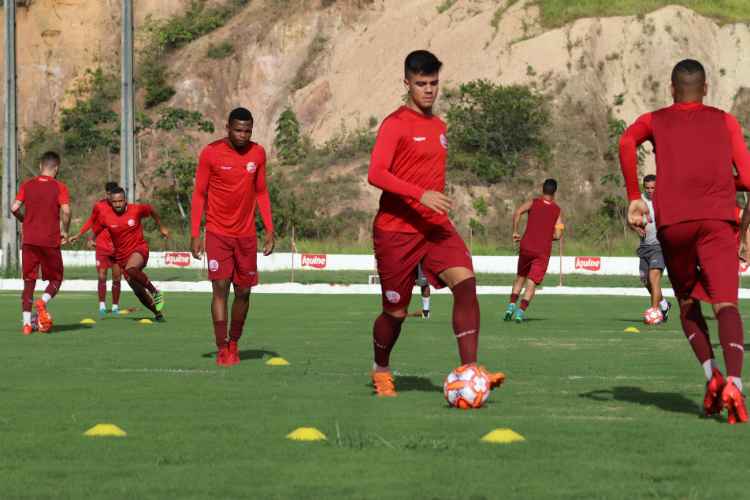 Volante William Gaúcho, que disputou seis partidas pelo Náutico em 2018, se reapresentou nesta segunda-feira