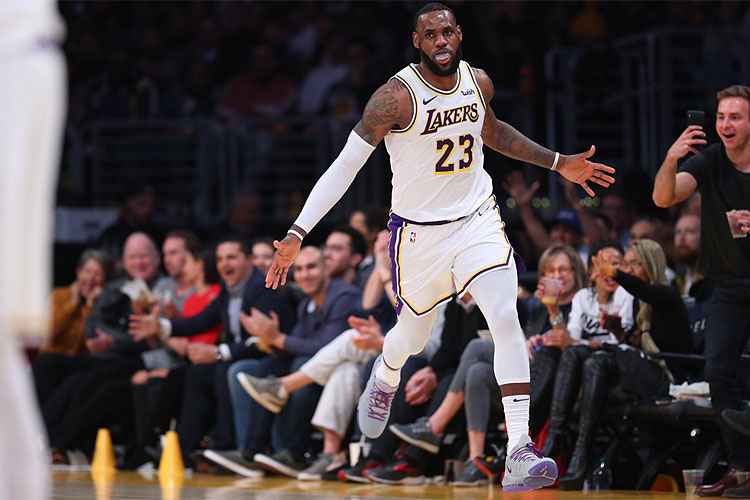LeBron James marcou 23 pontos para os Lakers na partida contra o Phoenix Suns