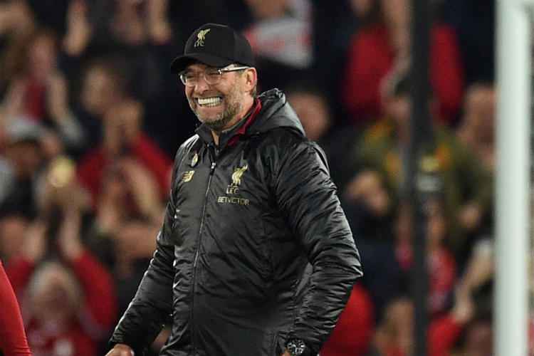 Após gol do Liverpool nos minutos finais do clássico contra o Everton, Klopp não se conteve e invadiu o campo