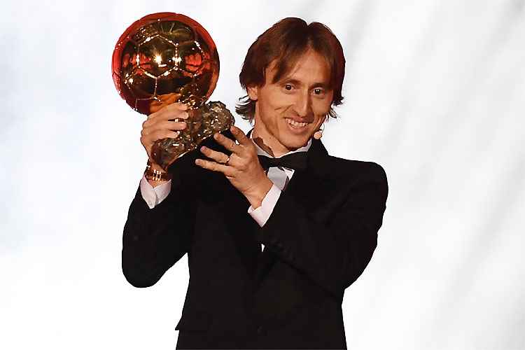 Modric confirma ano glorioso na carreira e recebe mais um troféu, dessa vez o da Bola de Ouro