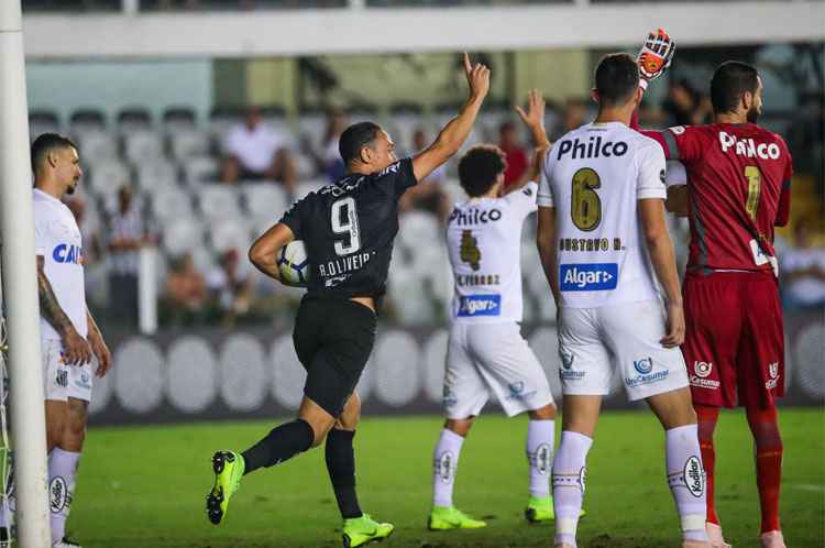 Ricardo Oliveira marcou quatro gols sobre o Santos, clube que defendia antes de acertar com o Atlético