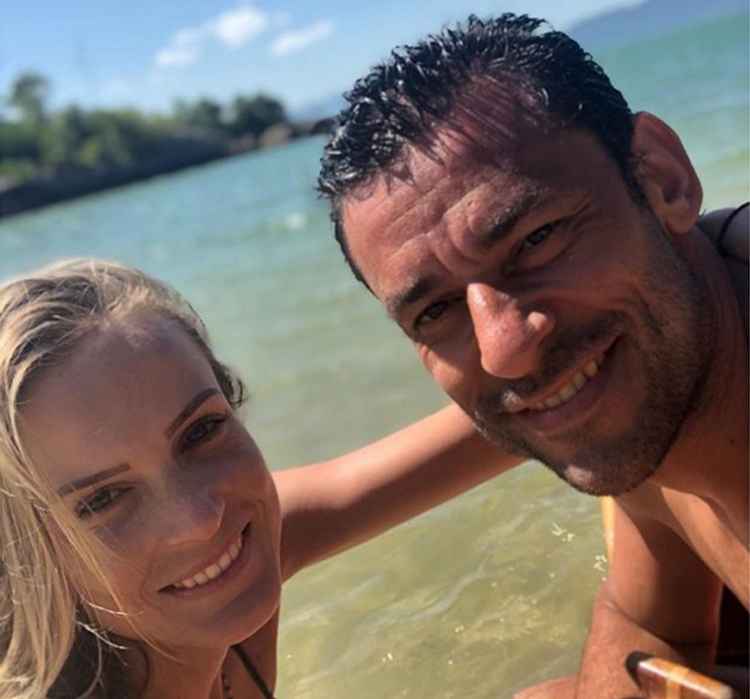 Fred e a esposa curtem os primeiros dias de férias em um resort no litoral catarinense