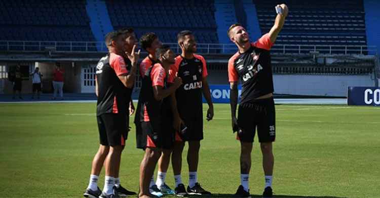 Jogadores do Atlético-PR fizeram reconhecimento do estádio onde será disputada a partida