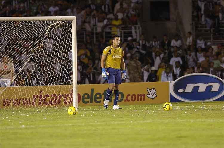Fábio reclamou bastante que tinham duas bolas em jogo: árbitro validou o lance de Vanderlei no clássico