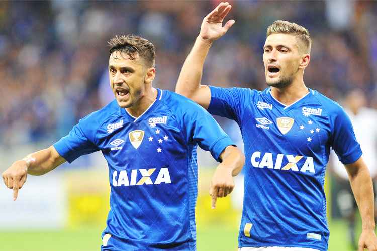 Robinho e Arrascaeta podem ser as opções de Mano Menezes para a faixa central do campo