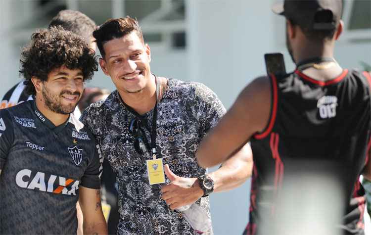 Luan cercado por torcedores: ele é um dos atletas mais identificados com o Galo