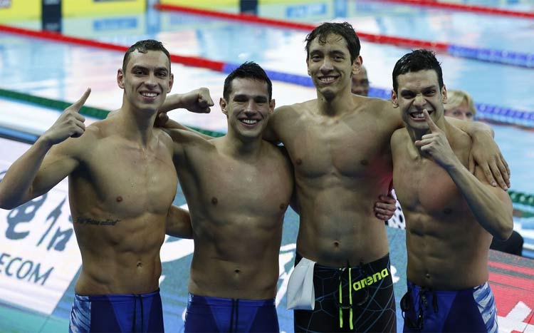 Brasileiros, que dominaram a prova durante todo o tempo, comemoram o feito histórico