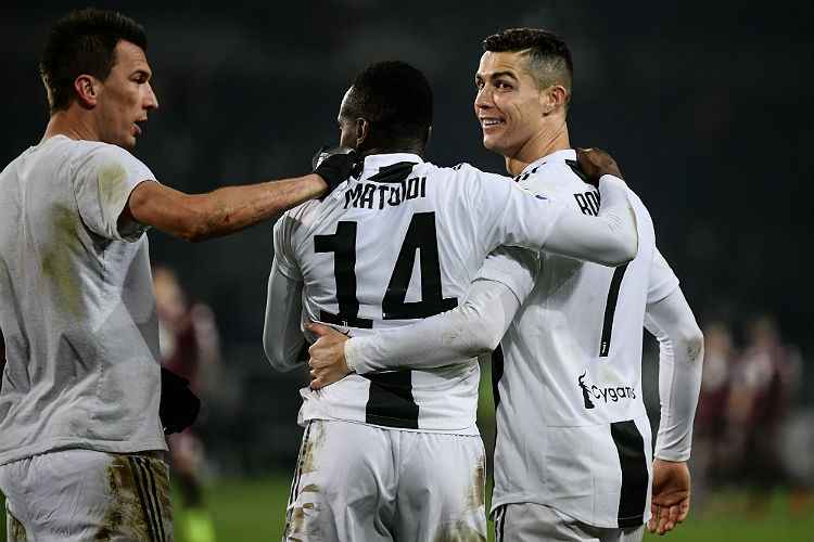 Cristiano Ronaldo comemora com os companheiros a vitória da Juventus no clássico de Turim 