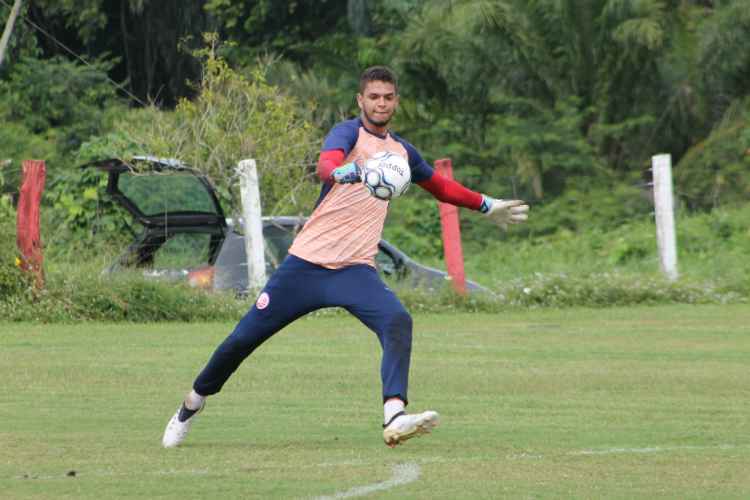Goleiro pediu para ser substituído no segundo tempo e segue reclamando de muitas dores